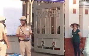 Clip đẹp: Hai chiến sỹ CSGT đứng trước cổng trường phát nước miễn phí cho thí sinh và phụ huynh ở Sài Gòn