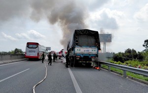 Xe tải bất ngờ cháy rụi trên cao tốc TP.HCM – Trung Lương