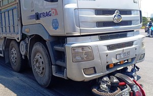 Cô gái bị xe tải kéo lê 5m, tử vong tại chỗ