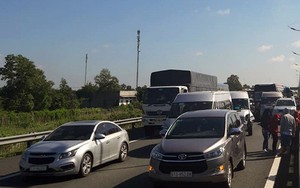 Ô tô và xe khách tông loạn xạ trên cao tốc TP.HCM-Trung Lương, ùn ứ nhiều km