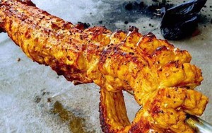 Lột da nướng nguyên con cá sấu dài 1,5 mét, dân Hà thành ăn tùng xẻo