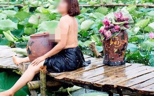 Hình ảnh người phụ nữ trung niên khoe ngực trần, ngồi ôm chum chụp ảnh bên hồ sen bị "ném đá" dữ dội