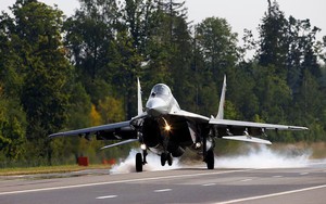 Im lặng bất thường, máy bay chở khách bị MiG-29 đeo bám