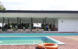 Hai nam sinh tử vong khi tắm trong hồ bơi khách sạn