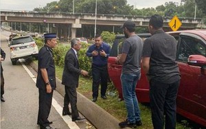 Bức ảnh Vua Malaysia dừng xe, hỗ trợ người bị tai nạn giao thông gây ‘sốt’
