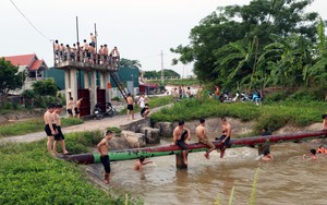 Ảnh: Thanh thiếu niên rủ nhau giải nhiệt ở trạm bơm thủy lợi giữa Hà Nội