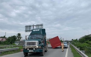 Kinh hoàng thùng container rơi xuống đè đầu ô tô đang chạy