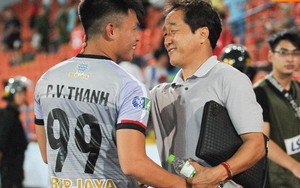 Cảm động khoảnh khắc cựu tuyển thủ Việt Nam chạy theo gọi tên thầy Lee