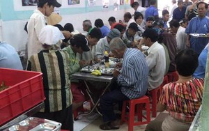 Ông cụ cầm 2.000 đồng vào quán từ thiện nhưng... hết cơm và hành động nghĩa tình của người Sài Gòn sau đó khiến dân mạng rơi nước mắt