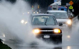 Để lái xe an toàn dưới trời mưa lớn, tài xế cần chú ý những điều gì?