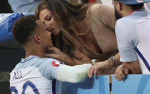 Ngắm thân hình 'bốc lửa' của người tình nằm cạnh Dele Alli khi bất tỉnh