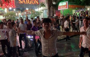 Bị nhóm côn đồ vây, cảnh sát nổ hơn chục phát súng để trấn áp