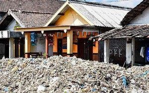 Rác thải “nuốt chửng” ngôi làng ở Indonesia