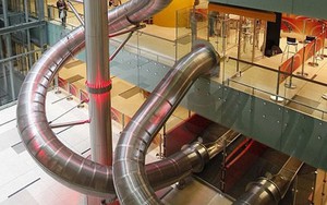 Sân bay Changi xây ống trượt để hành khách chui ra cửa máy bay, nhiều người tự hỏi: Ủa vậy cũng được nữa hả?
