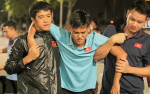 Cầu thủ U18 Việt Nam đau đến phát khóc, được "thần y" Hàn Quốc chữa ngay trên đường
