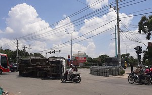 Xe tải mất lái, hàng trăm bình gas “bay” xuống gần trạm xăng dầu