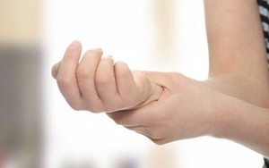 Tê tay khi ngủ dậy, vì sao?