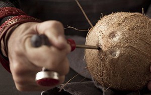 Mùa hè uống nước dừa là tuyệt hảo nhưng bổ dừa thế nào thì các mẹ học lỏm ngay mẹo “dễ như ăn kẹo” sau