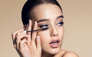 Lý giải cho hành động "quái đản" của hội con gái: Tại sao cứ chuốt mascara là lại phải há miệng kỳ khôi?