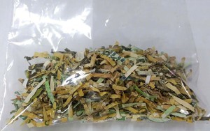Lỡ tay biến tiền thành đống giấy vụn trong chốc lát, tiếc của cô gái hì hục cả tháng để làm một việc khiến cả thế giới trầm trồ