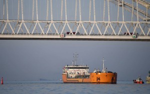 Ukraine nói tàu Nga cố đổi tên né tránh nhưng vẫn bị Kiev bắt