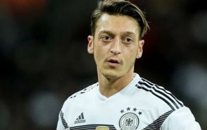 SỐC: Ozil từng tiên đoán được vụ cướp?