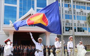 Lào thượng cờ kỷ niệm 52 năm Ngày thành lập ASEAN