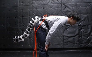 Các nhà khoa học Nhật chế tạo một chiếc đuôi máy, vì nghĩ rằng con người không có đuôi là một thiếu sót lớn