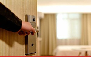 Ngửi thấy mùi lạ bốc ra từ phòng con trai, bà mẹ mở cửa và phát hiện sự thật kinh hoàng