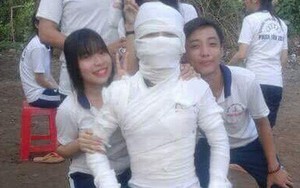 Khoe ảnh thực hành tiết học băng bó, xem bài mẫu thầy làm ai cũng trầm trồ nhưng nhìn sang sản phẩm của học trò thì...