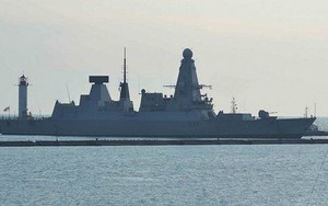 Video: Xôn xao tàu Iran rượt đuổi tàu chiến Anh như phim hành động