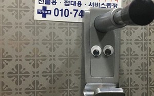 Giới trẻ Hàn đua nhau dán sticker hình đôi mắt trong nhà vệ sinh nam để đàn ông hiểu cảm giác bị quay lén của chị em phụ nữ
