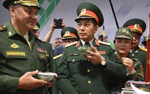 Bộ trưởng Quốc phòng Nga thích thú với khoai luộc, chè xanh của Việt Nam