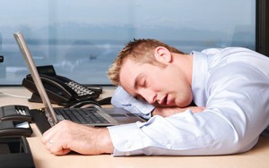 Ngủ gục trên bàn mỗi buổi trưa và những tác hại không tưởng đến sức khỏe của bạn