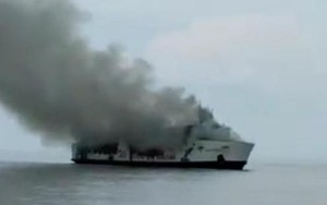 Tàu chở khách bốc cháy, nhiều người mắc kẹt