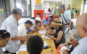Hà Nội: Hàng nghìn người dân xếp hàng đăng ký làm thẻ xe buýt... miễn phí