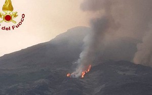 Núi lửa Stromboli ở Italy phun trào dữ dội