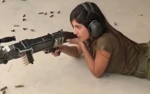 Video: Nữ quân nhân xinh đẹp điểm xạ tiểu liên và súng máy