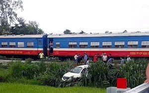 Tàu hỏa húc ô tô bay cắm đầu xuống ruộng lúa, tài xế nguy kịch