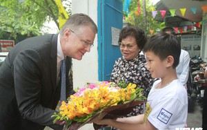 Đại sứ Mỹ tham gia múa lân, nặn bánh đón Trung thu cùng thiếu nhi Việt Nam