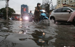 Hà Nội mưa như trút nước, nhiều tuyến phố ngập thành sông