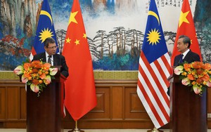 Ngoại trưởng Malaysia gọi Ngoại trưởng Trung Quốc là “anh trai“
