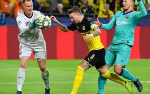 Thủ môn tuyển Đức dùng tiểu xảo kiểu V-League cứu Barcelona khỏi trận thua