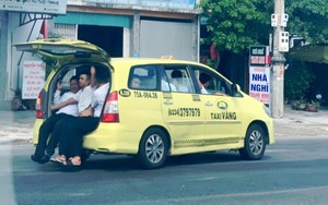 Taxi 'làm xiếc' nhồi nhét 11 người lưu thông trên Quốc lộ 1