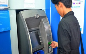 Bất ngờ giảm phí ATM, chuyển tiền nhanh...