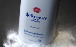 Johnson & Johnson phải bồi thường hơn 930 tỉ cho cụ bà dùng sản phẩm của hãng, sự thật về phấn rôm trẻ em đã được phơi bày