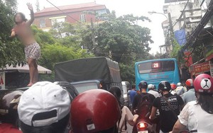 Hà Nội: Cô gái nghi ngáo đá cởi áo nhảy múa trên nóc xe ô tô khiến cả tuyến phố ùn tắc