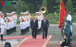 Thủ tướng Nguyễn Xuân Phúc chủ trì lễ đón Thủ tướng Campuchia Hun Sen