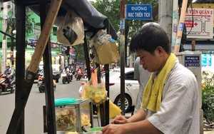 Xe "bánh nướng vui vẻ" của ông chú Sài Gòn, khách hàng đến chỉ có cười tít mắt: "Chụp hình tui mỏ nhọn nhớ photoshop lại cho đẹp nha"