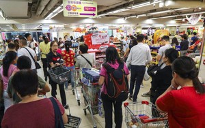 Hong Kong: Dân đổ xô tích trữ thực phẩm, rút tiền mặt